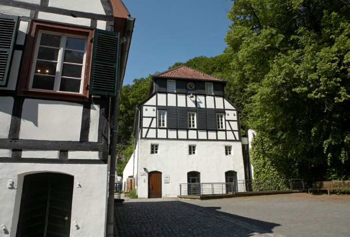 Außenansicht der Fachwerkhäuser der ehemaligen Papiermühle Alte Dombach