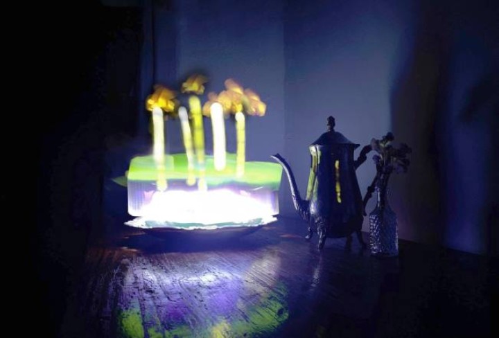 Mit Hilfe von Taschenlampen entsteht eine durch Licht gemalte Geburtstagstorte.