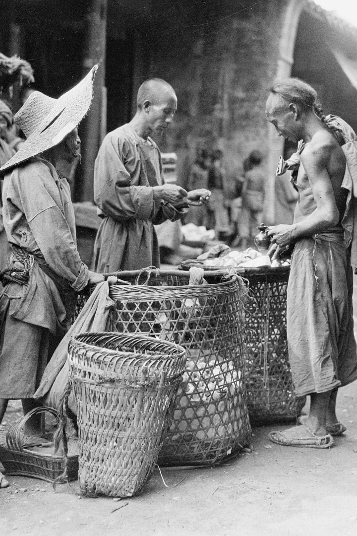 Sch/W-Foto zeigt Männer vor einem Marktstand beim Silberkauf aus Papier
