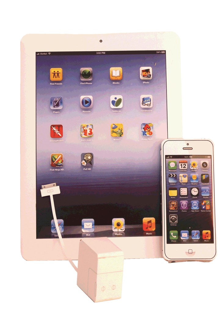 Ein Smartphone und ein Tablett aus Papier