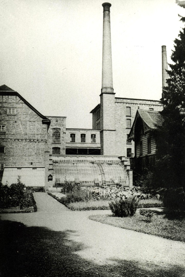 Schwarz/Weiss-Foto der Villa mit Nutzgarten von Familie Engels um 1900