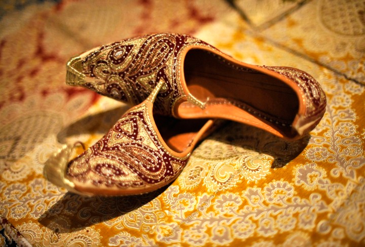 Goldene orientalische Schuhe in der Ausstellung