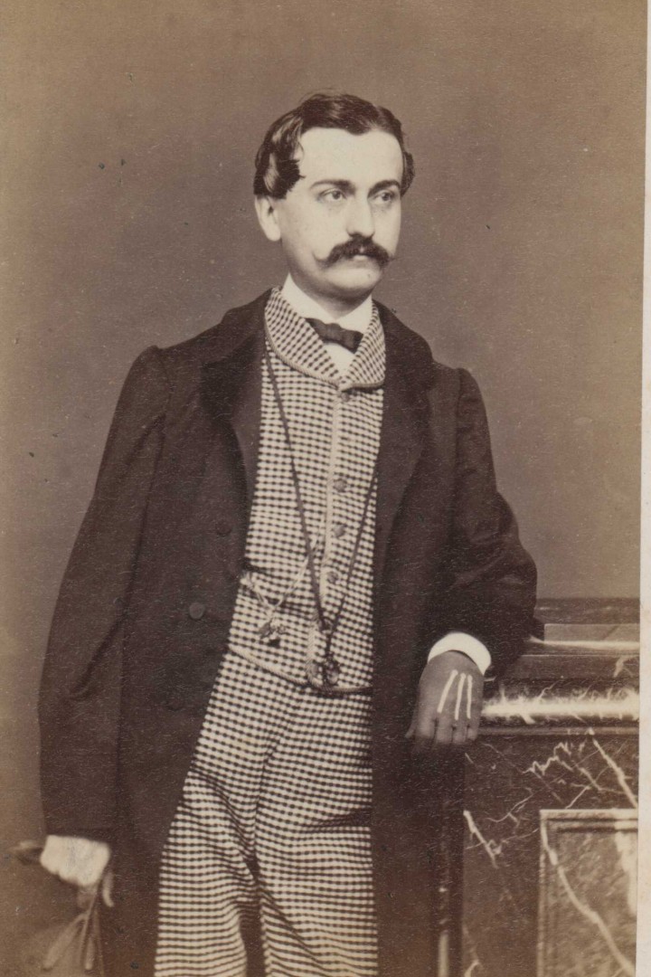 Historisches schwarz-weiß Foto eines eleganten Mannes in einem Anzug in Pepita-Muster