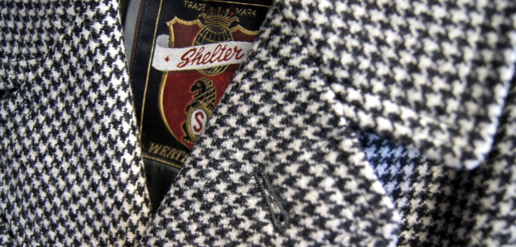 Detailansicht eines Revers von einem schwarz-weißen Mantel im Pepita-Muster