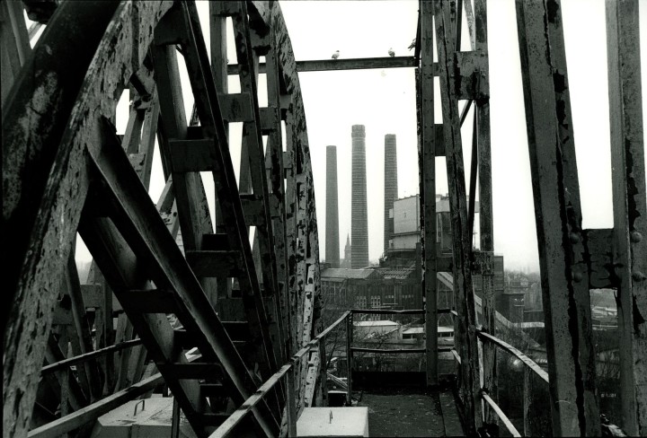 Schwarz-Weiß-Fotografie von Industrieanlage