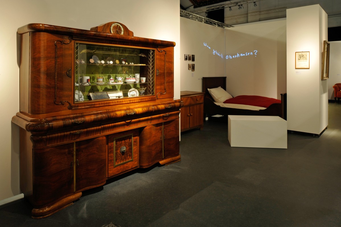 Historische Möbelstücke im Ausstellungsbereich "Omas Wohnung"