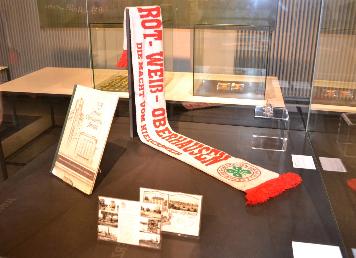 Blick in eine Vitrine in der Ausstellung mit Objekten zum Thema "Sport in Oberhausen"