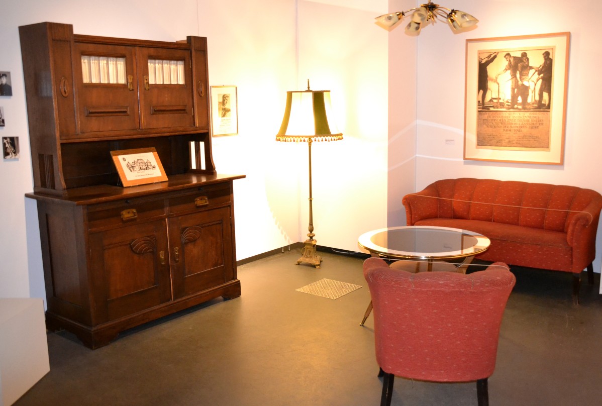Historische Möbelstücke im Ausstellungsbereich "Omas Wohnung"