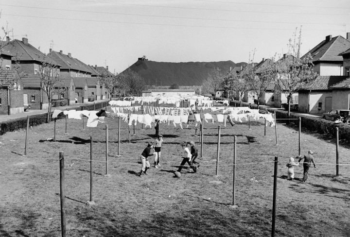 Historisches Schwarz-Weiß-Foto von spielenden Kindern in einer Zechensiedlung aus den 70er Jahren