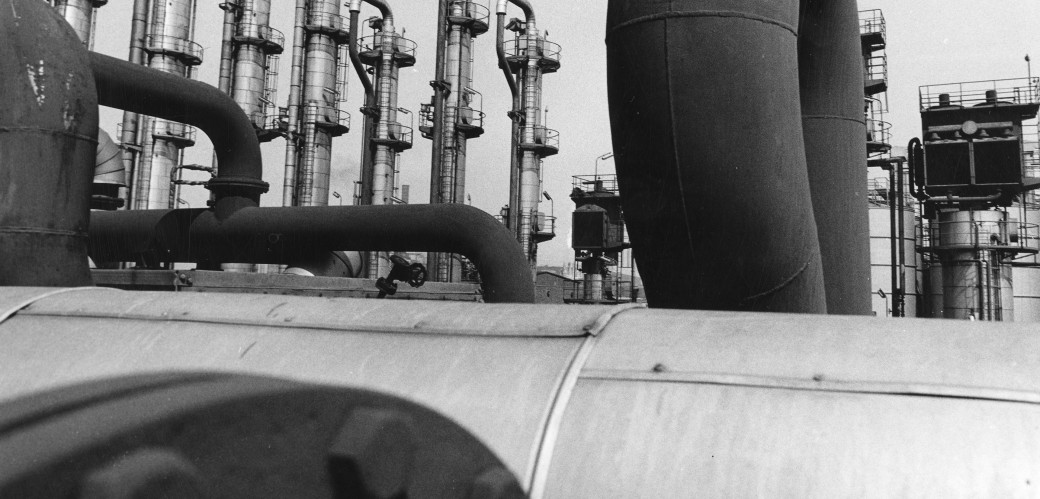 Ein schwarz-weiß Foto von Rudolf Holtappel, es zeigt Destillationskolonnen der Ruhrchemie