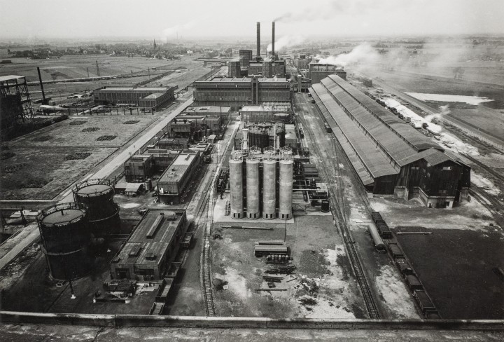 Ein schwarz-weiß Foto von Albert Renger-Patzsch, welches die Gesamtansicht der Ruhrchemie AG um 1938 zeigt.