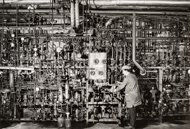 Ein schwarz-weiß Foto von Carl August Stachelscheid es zeigt einen Arbeiter am Oxo -Technikum der Ruhrchemie AG um 1968