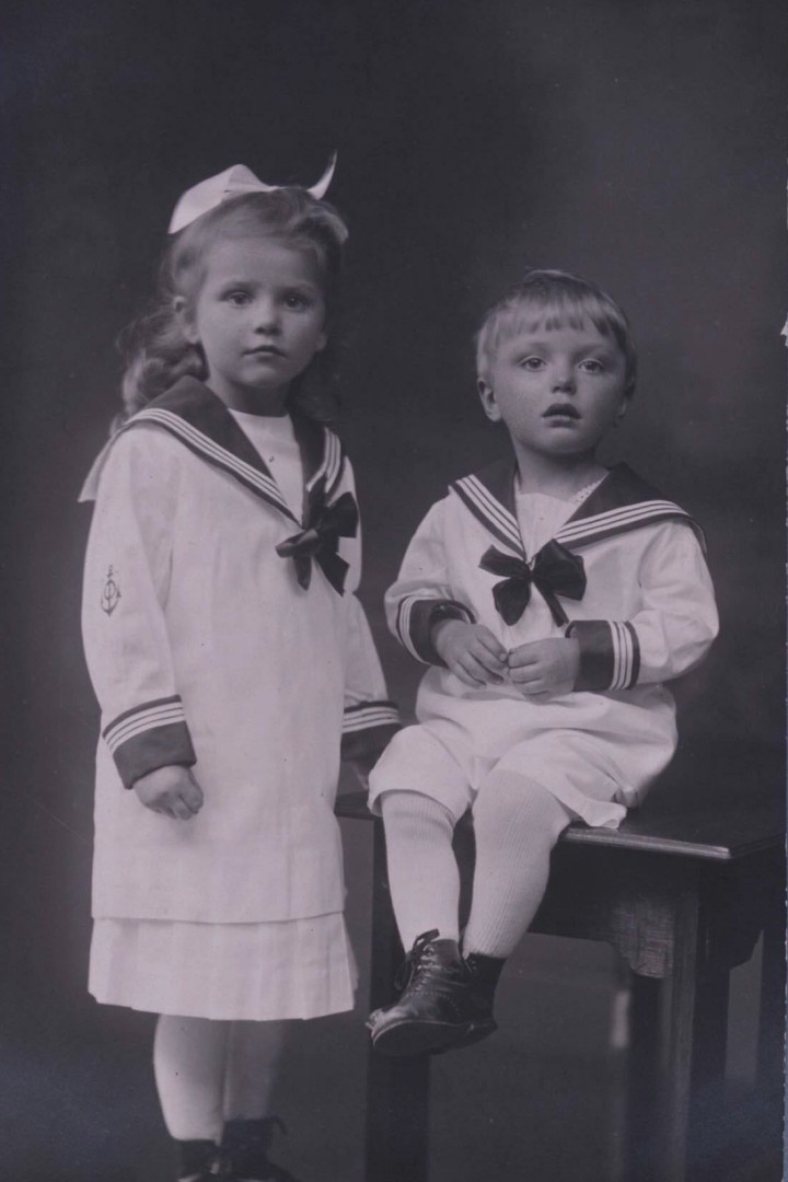 Historisches Schwarzweiß-Foto eines Mädchens und ein Jungen in Matrosenanzügen