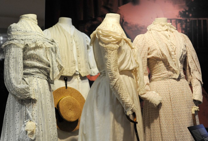 Vier elegante weiße Damenkleider an Figurinen