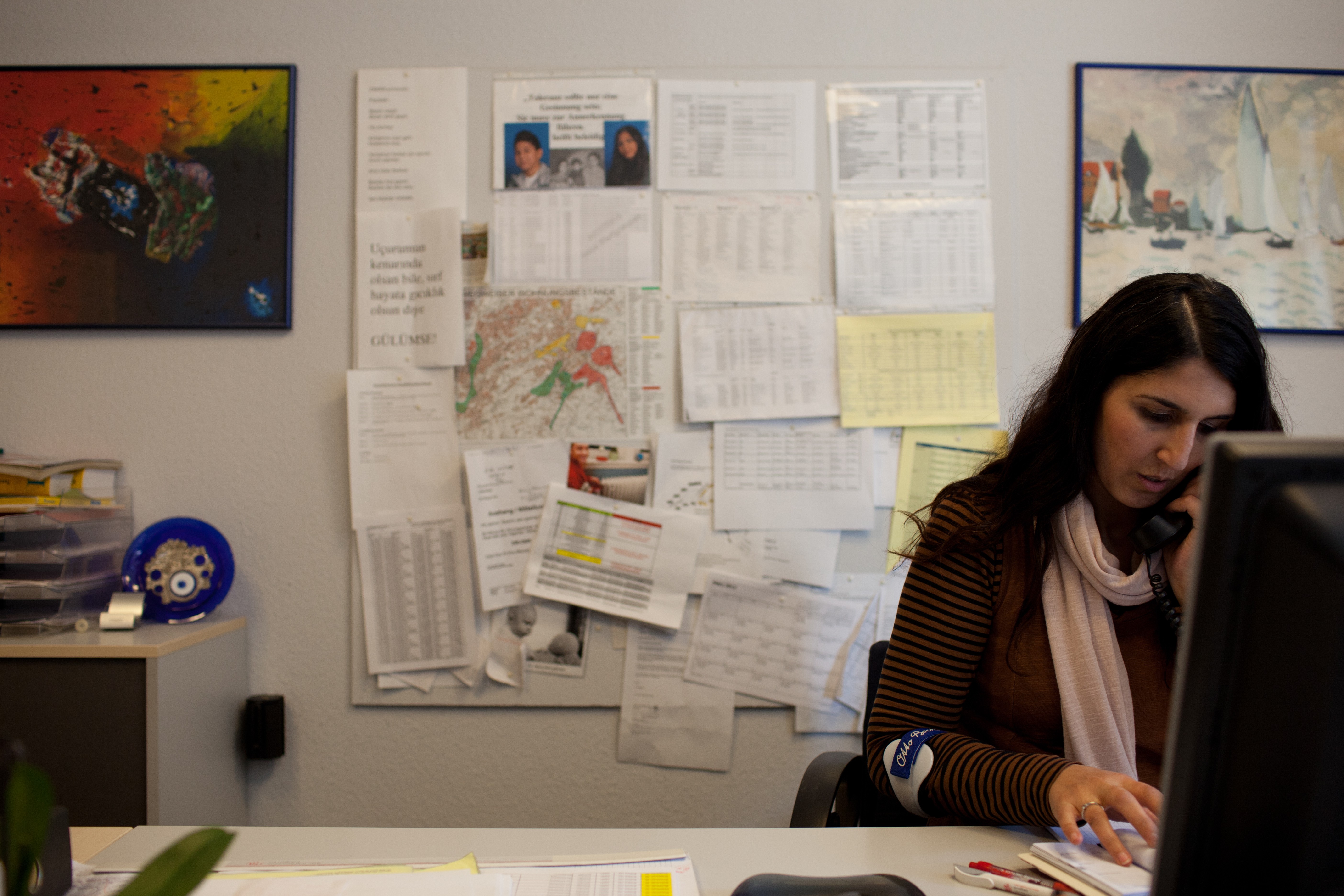 Dilek Çelen an ihrem Arbeitsplatz beim Solinger Spar- und Bauverein. Foto: Alex Muchnik, 2012