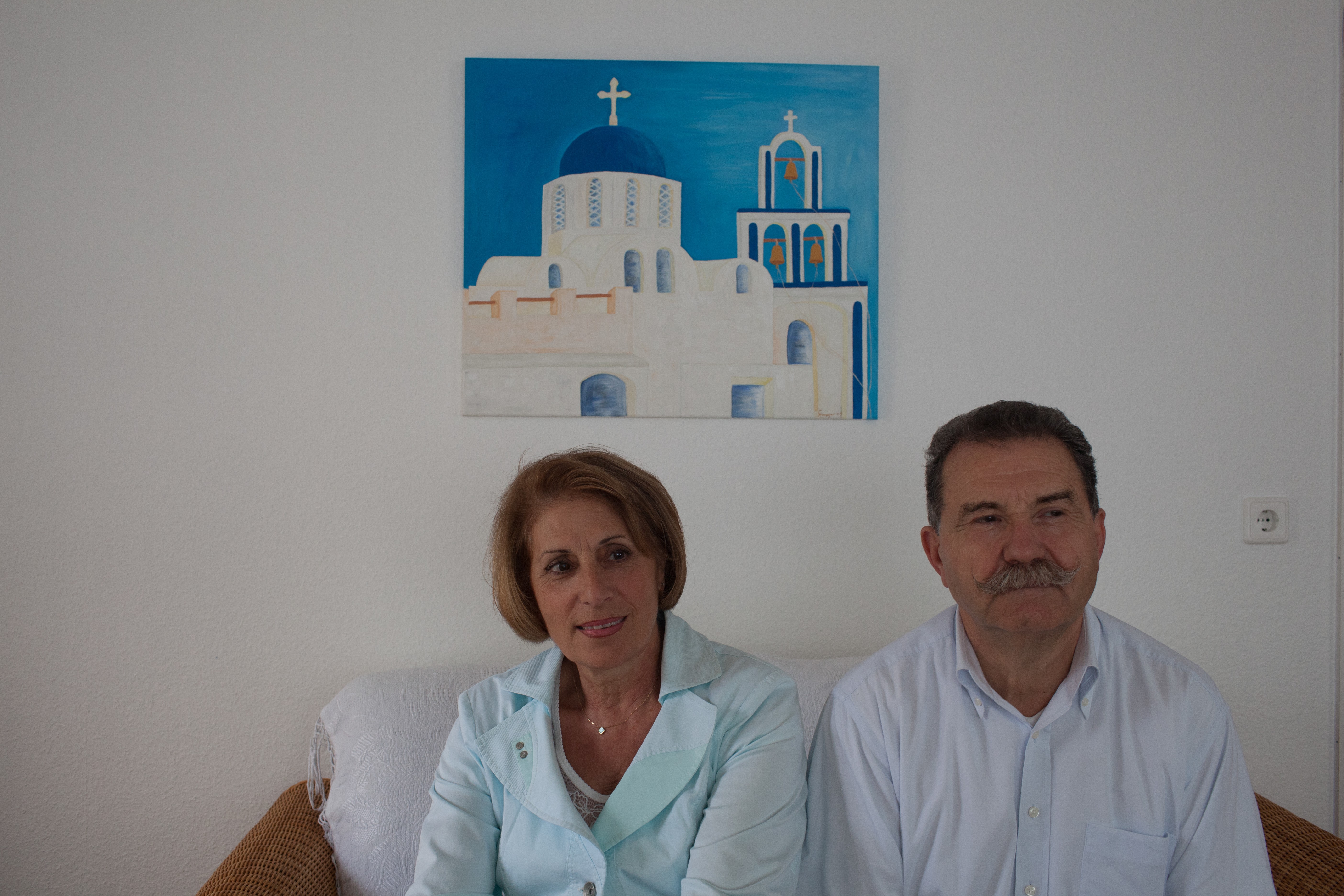 Elena und Dimitrios Kontogiannis in ihrer Wohnung. Foto: Alex Muchnik, 2012