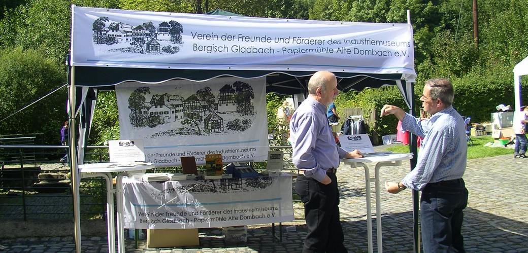 Mitglieder des Fördervereins des LVR-Industriemuseums Bergisch Gladbach betreuen einen Stand bei einer Veranstaltung am Museum