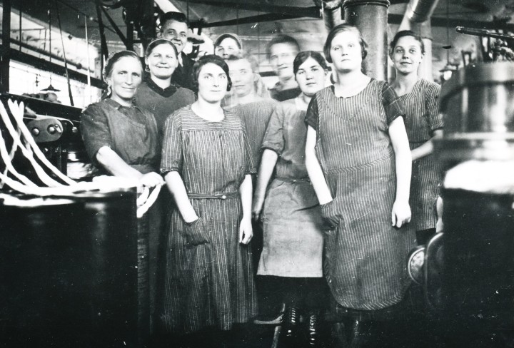 Historisches Schwarzweiß-Foto von Arbeiterinnen in einer Baumwollspinnerei