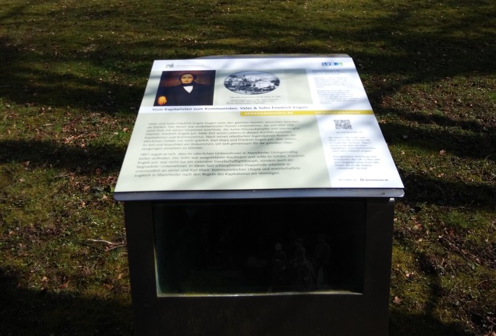 Blick auf eine Informationstafel im Park in Engelskrichen