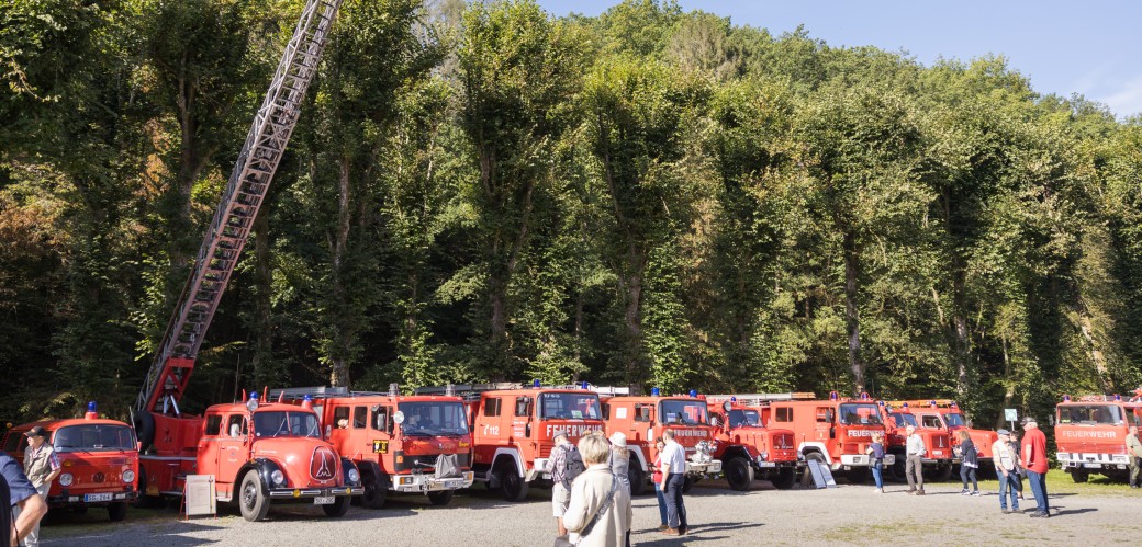 Viele Feuerwehrfahrzeuge nebeneinander auf einem Platz