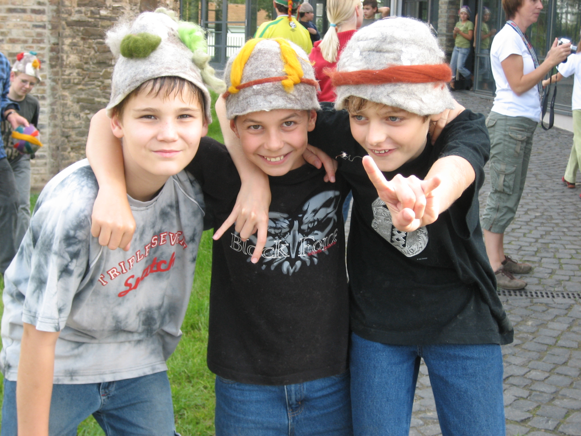 Drei Jungen mit Hüten