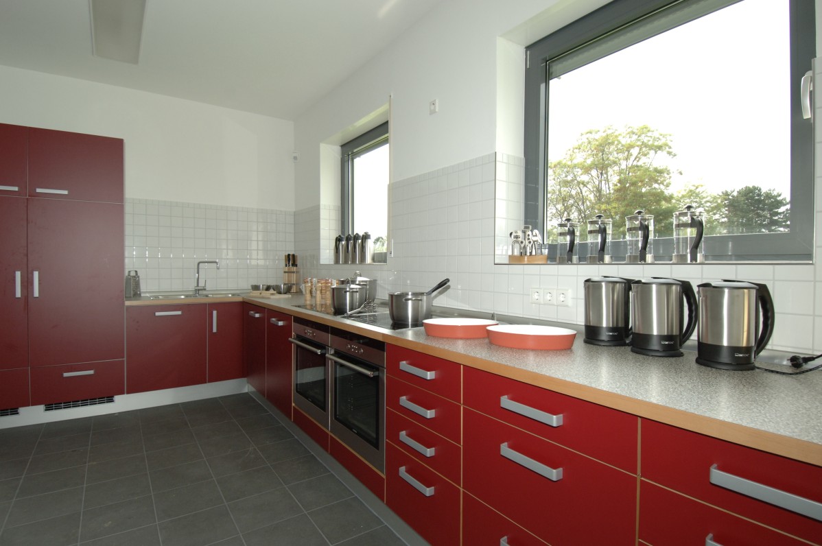 Blick in eine rote, moderne Küche