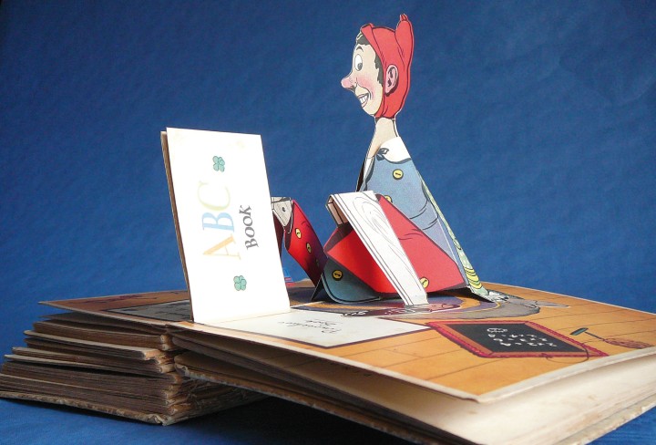 Aufgklapptes Buch mit einer Pinocchio-Figur