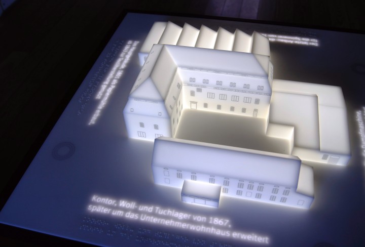 Foto zeigt das beleuchtete Mini-Modell der Tuchfabrik Müller