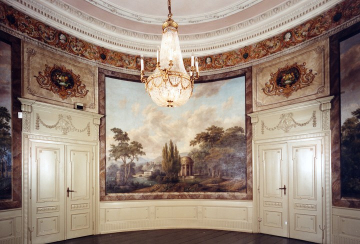 Blick in den Gartensaal mit Kronleuchter und Wandmalerei