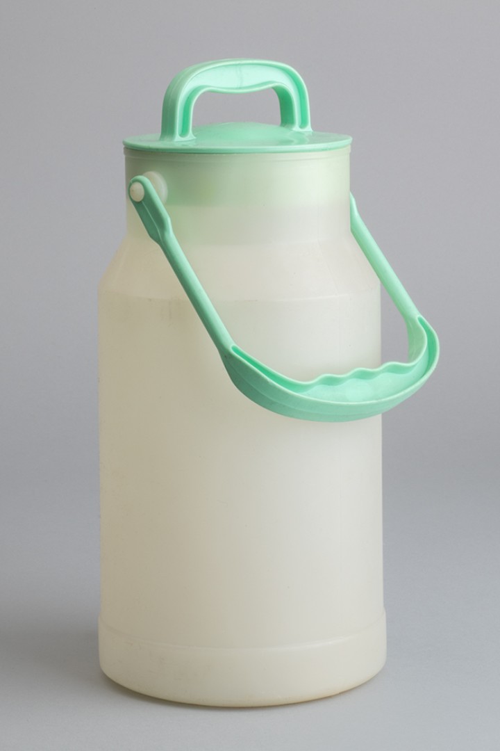 Milchkanne aus weißem und grünem Kunststoff