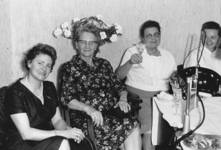 Schwarz-Weiß Foto mit Frauewn die an einem Tisch sitzen und etwas trinken