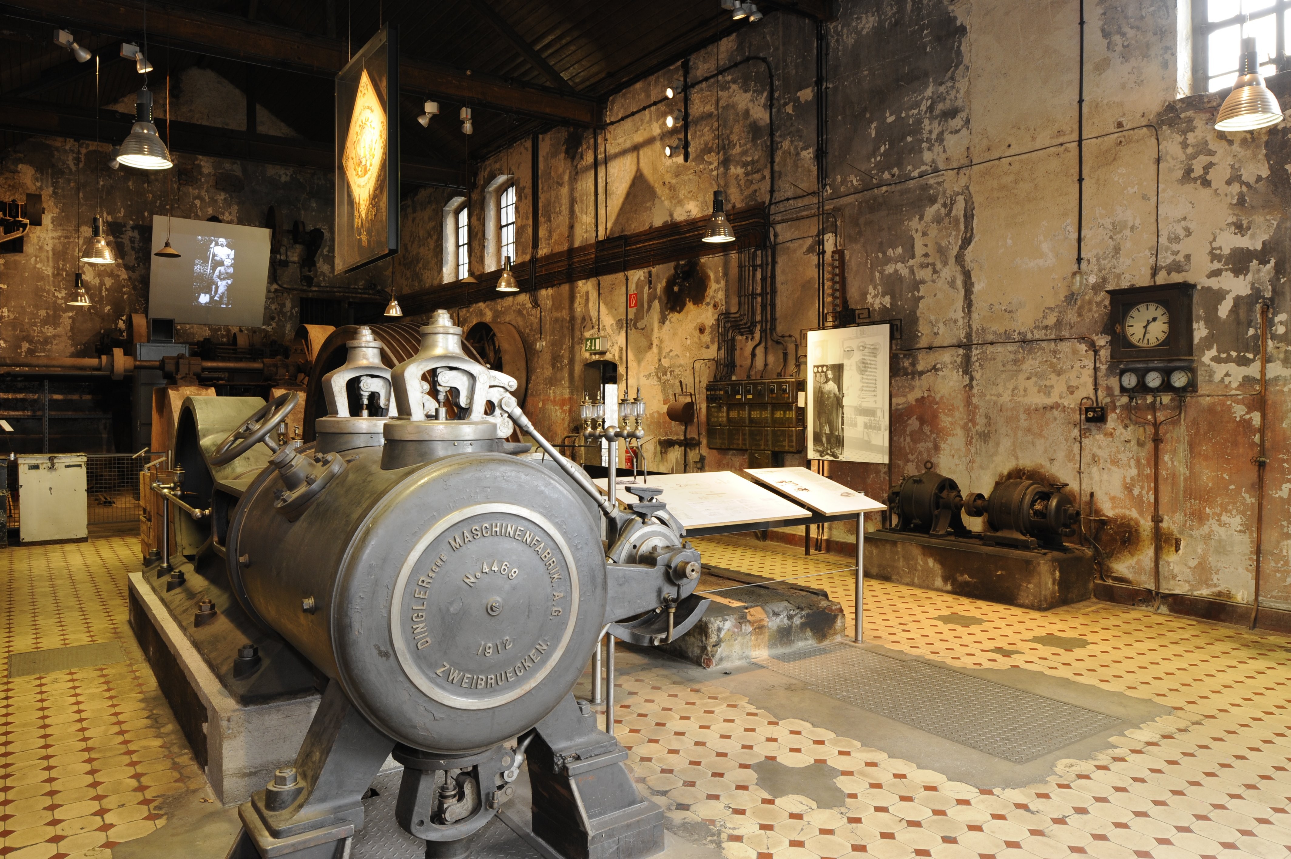 The steam engine installed at Gesenkschmiede Hendrichs (Drop Forge) in 1910 was scrapped in the mid-1950s. All that remains is the engine house with all its traces of history. A steam engine of the same type has been set up for the museum exhibition. 