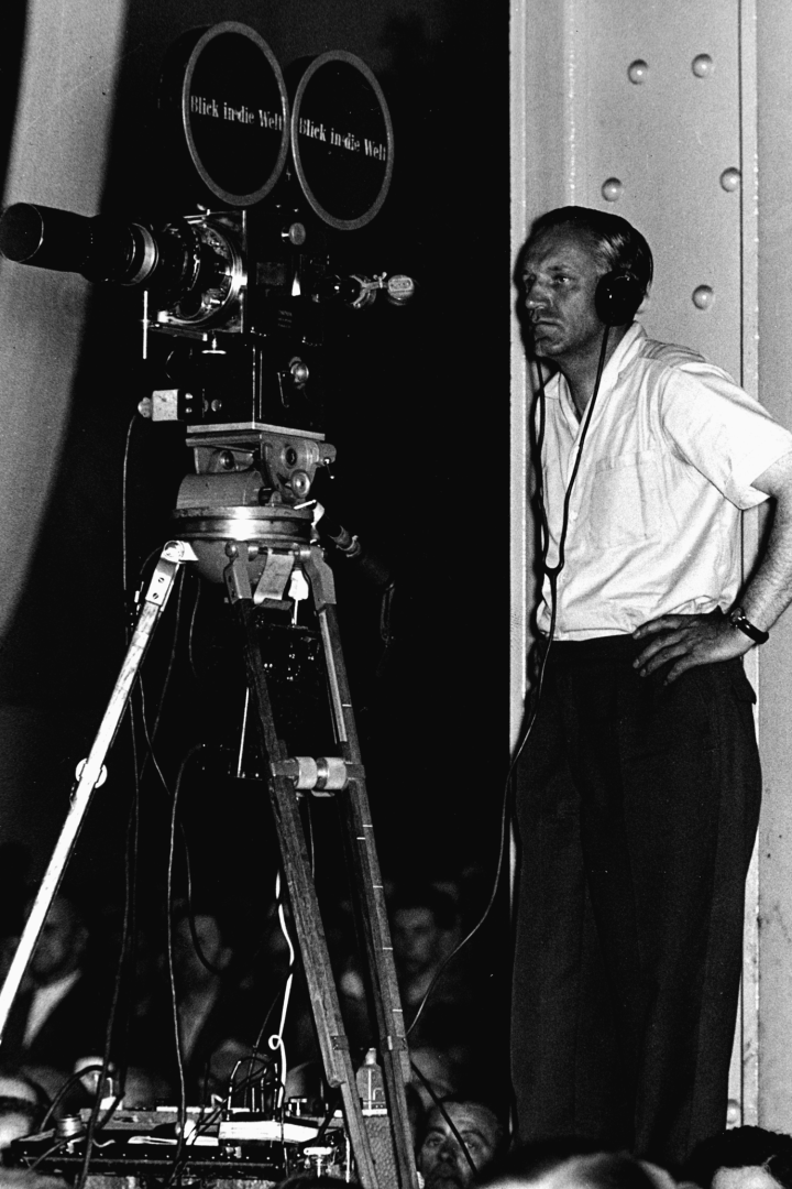 Schwarzweiss-Foto zeigt einen Mann hinter einer Kamera