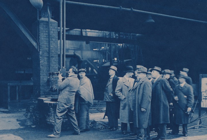 Historisches Foto zeigt Dreharbeiten in einer Fabrik